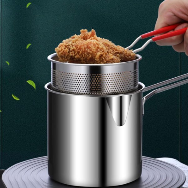 Deep frying pan from Saltlas with basket and oil strainer